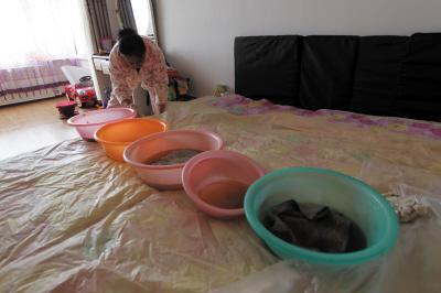 太仓楼上漏水，住户失联，小区没物管，业主维权难！律师来支招……